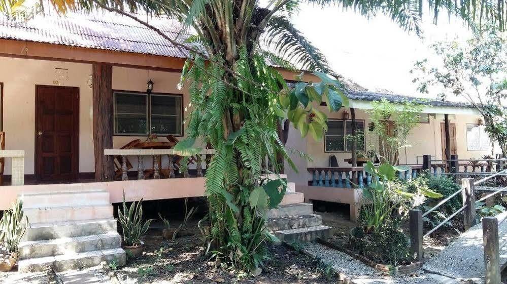 Subtawee Resort Surat Thani Esterno foto
